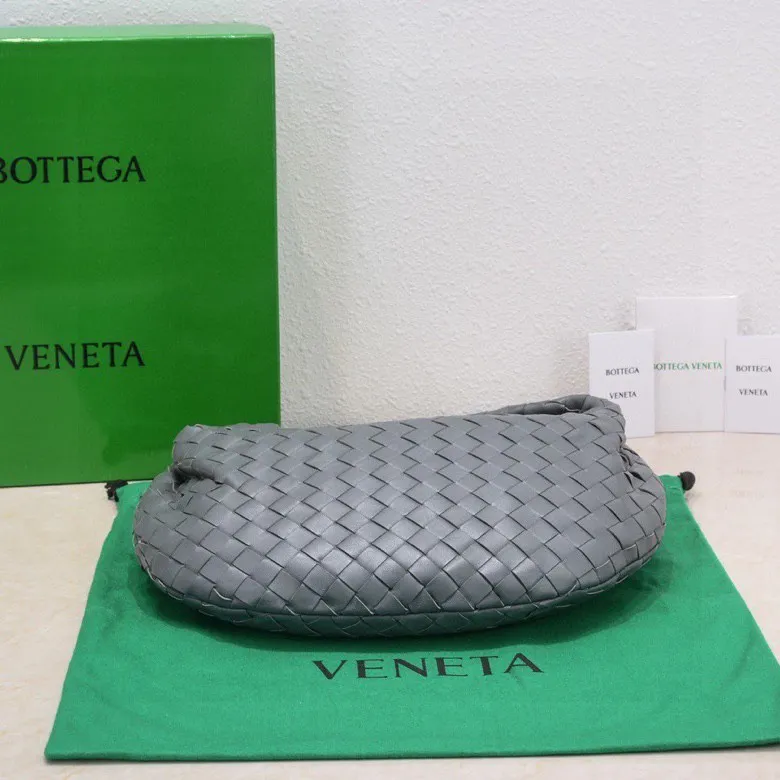 Batch 1460 BV Bottega Veneta 2022 Early Spring New Ladies Medium JODIE Handbag BV Bag 🔥The new method is to round the corners on the original basis and knot the round hobo bag with classic woven leather. The most iconic triangular pull-out design, using sheepskin draped soft shape, is super suitable for concave shapes~ Jodie feels really gentle to people, and is definitely the best item for daily matching. It has the same weave, new elements and twists, and is versatile. It is the new favorite of street style Internet celebrities! Size: 36*21*13 Model: 6697